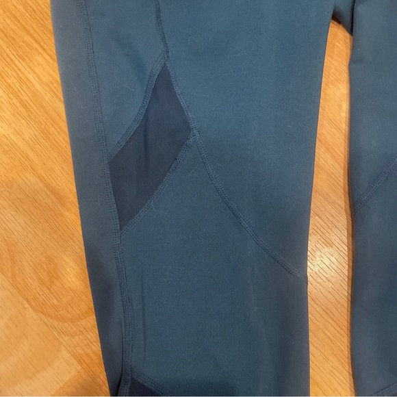 Old Navy Active Go-Dry Fitted  Mesh Inset Leggings in Navy - Picture 3 of 5